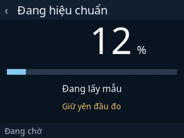 Đang hiệu chuẩn 12%, đang lấy mẫu, giữ yên đầu đo